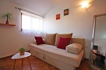 آپارتمان‌های توریست‌ها Apartments Irena 1310