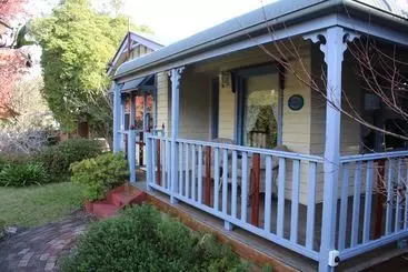 アパートメント Ambrose Cottage Front Apt