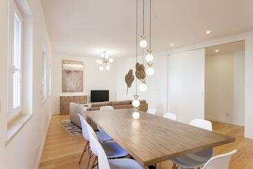 Mouraria Blue Three Bedroom Apartment W/ Parking   By Lu Holidays