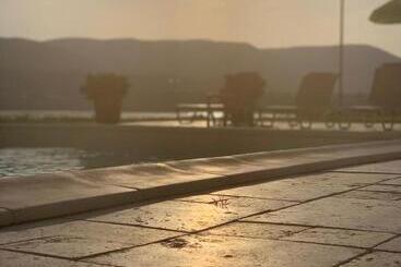 Riviera By Queens Hotel And Resort