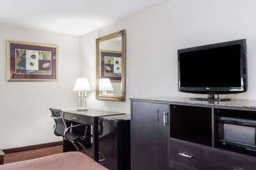 בית מלון כפרי Howard Johnson  By Wyndham Newark Airport