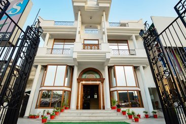 Отель Capital O 7200  Yks