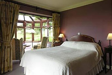 בית מלון כפרי Ballinalacken Castle Country House
