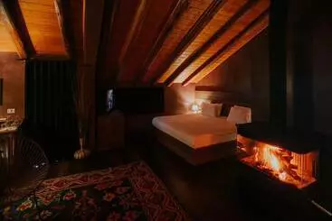 Dim S Hotel & Restaurant