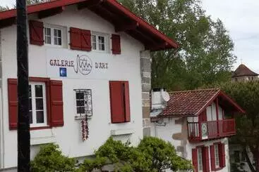 ベッドアンドブレックファースト Galerie D Art D Une Ancienne Mairie De 1783