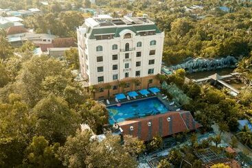 Hotel Golden Emerald Resort