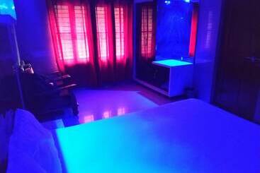 펜션 Iroomz Savitri Guest House