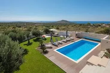Turistihuoneistot Luxury Villa Cinderella With Swimming Pool