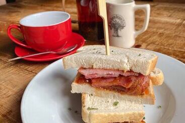 בית מלון כפרי The Crown Inn At Benson