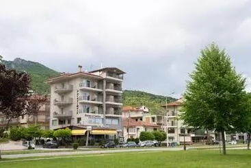 ホテル Paralimnio Suites