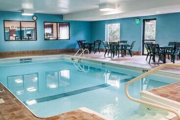 Отель Quality Inn & Suites South Bend Airport