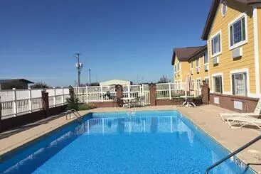 בית מלון כפרי Days Inn By Wyndham Lake Village