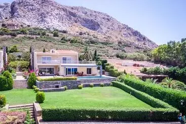 ツーリストアパートメント Niriides Villa