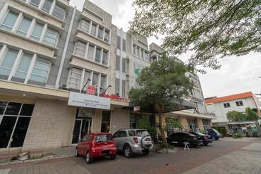Hotel Reddoorz Near Universitas Esa Unggul Bekasi Harapan Indah