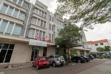 Hotel Reddoorz Near Universitas Esa Unggul Bekasi Harapan Indah