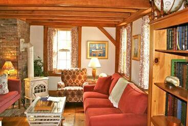 فندق Seven Sea Street Inn