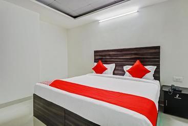 Hotel Oyo 47798 Flora Enclave