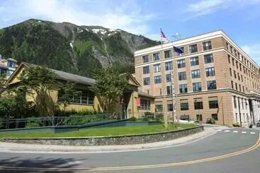 هتل Silverbow Inn & Suites