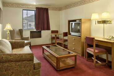 בית מלון כפרי Super 8 By Wyndham Butler