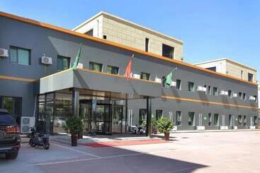 هتل Green Tree Inn Express Qinhuangdao Shanhaiguan Railway Station Tianxia Diyiguan