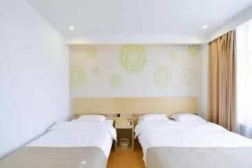 Hotelli Greentree Inn Dalian Dalian North Railway Station Express