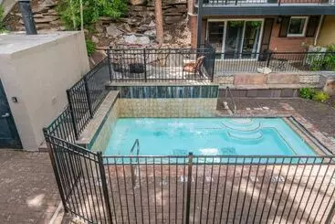 בית מלון כפרי Treasure Mountain Inn