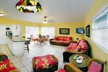 فندق على الطريق Tropic Seas Resort