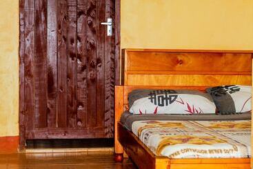 هتل Teen Ranch Camp