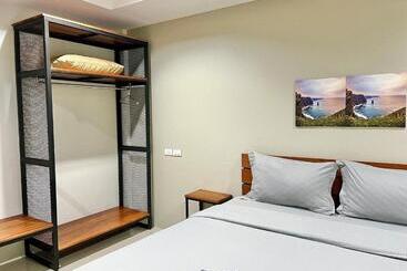 The Gun Hotel Premium