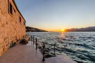 Turistihuoneistot Beachfront Villa Gabriela With Pool