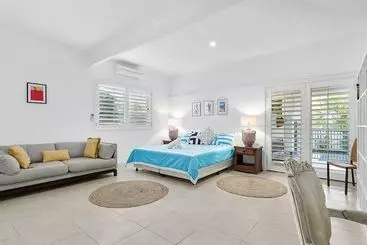 Landhaus Stunning Sunshine Beach House In Prime Location  31 Ferguson Street