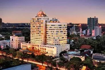 Отель Sofitel Saigon Plaza