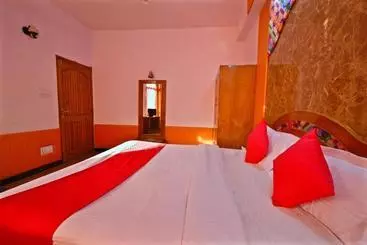 Hotel Oyo 30257 Amada Royale