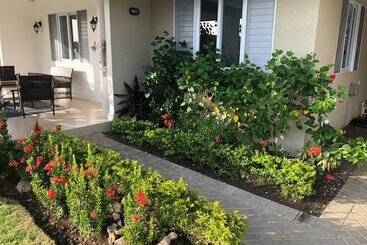 آپارتمانهای توریستها Sea Breeze Villa At Coolshade