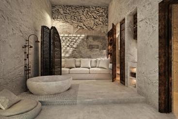 Pensione White Cave Suites
