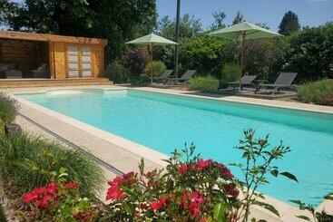 פנסיון Aux Couleurs D Esteil