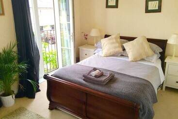 פנסיון Lynbrook  Guests House