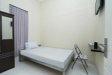 Hotell Oyo Life 2460 Kost Simorejo Timur