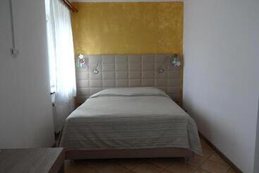 住宿加早餐  Fedrig Rooms With Bathroom & Hostel Rooms