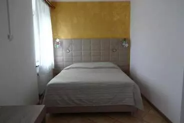 تختخواب و صبحانه Fedrig Rooms With Bathroom & Hostel Rooms