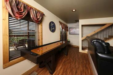 별장 Above It All Four Bedroom Cabin