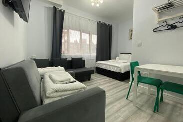 旅馆 Comfortable   Cosy   Budget Studios In City Center