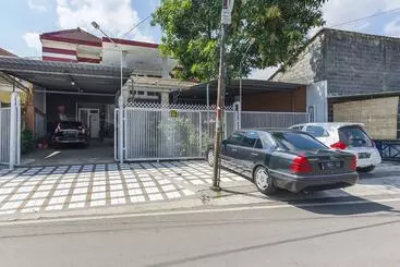 Hotel Reddoorz Near Batik Tulis Celaket 2