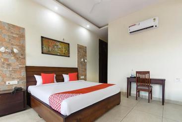 Hotel Oyo 47416  Vimal