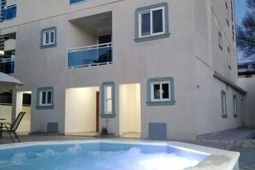 هتل آپارتمان The Beach House One