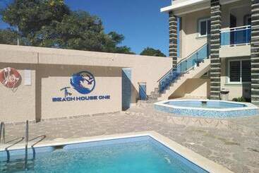 هتل آپارتمان The Beach House One
