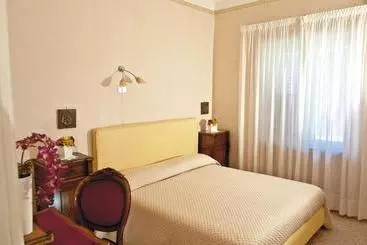 Hotel Leonardo S B&b