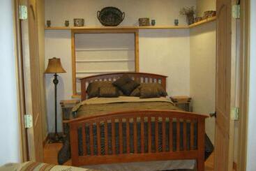 Shady Brook Inn Village/resort