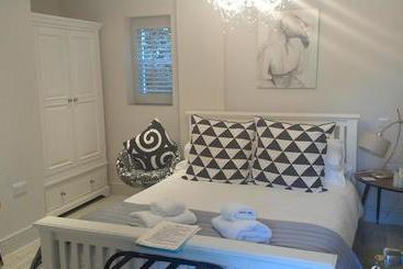 Whispering Cottages Bed And Breakfast