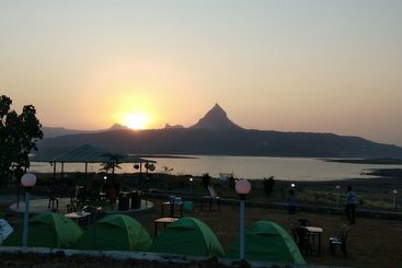Hotel Pavana Lake Camping